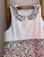 Charger l'image dans la galerie, Jolie gigoteuse en double gaze écru pailleté doré et Liberty ® Betsy porcelaine