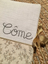 Charger l'image dans la galerie, Protège carnet de santé personnalisé en double gaze bio motif fleuri