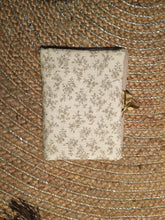 Charger l'image dans la galerie, Protège carnet de santé personnalisé en double gaze bio motif fleuri