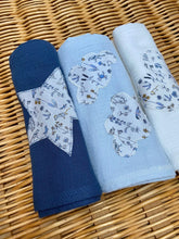 Charger l'image dans la galerie, Lot de trois langes en double gaze de coton Oeko Tex et Liberty® Théo bleu