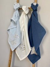 Charger l'image dans la galerie, Lot de trois langes en double gaze de coton Oeko Tex et Liberty® Théo bleu