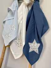 Charger l'image dans la galerie, Lot de trois langes en double gaze de coton Oeko Tex et Liberty® Théo bleu