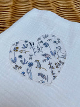 Charger l'image dans la galerie, Lot de trois langes en double gaze de coton Oeko Tex et Liberty® Théo bleu