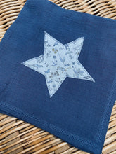 Charger l'image dans la galerie, Lot de trois langes en double gaze de coton Oeko Tex et Liberty® Théo bleu