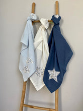 Charger l'image dans la galerie, Lot de trois langes en double gaze de coton Oeko Tex et Liberty® Théo bleu