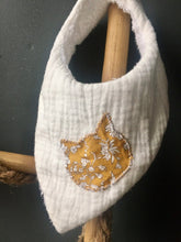 Charger l'image dans la galerie, Lot de deux bavoirs bandanas en double gaze de coton et Liberty ® Capel