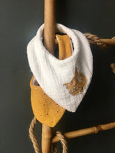 Charger l'image dans la galerie, Lot de deux bavoirs bandanas en double gaze de coton et Liberty ® Capel