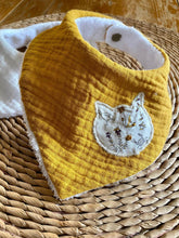 Charger l'image dans la galerie, Lot de deux bavoirs bandanas en double gaze de coton et Liberty ® Théo gold