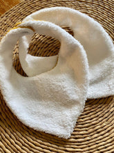 Charger l'image dans la galerie, Lot de deux bavoirs bandanas en double gaze de coton et Liberty ® Théo gold