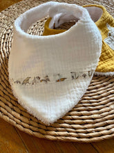 Charger l'image dans la galerie, Lot de deux bavoirs bandanas en double gaze de coton et Liberty ® Théo gold