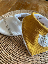 Charger l'image dans la galerie, Lot de deux bavoirs bandanas en double gaze de coton et Liberty ® Théo gold