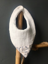 Charger l'image dans la galerie, Lot de deux bavoirs bandanas en double gaze de coton et Liberty ® Théo