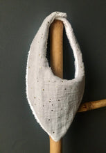 Charger l'image dans la galerie, Lot de deux bavoirs bandanas en double gaze de coton et Liberty ® Théo
