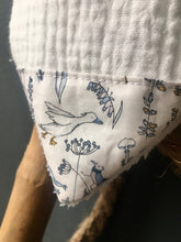 Charger l'image dans la galerie, Lot de deux bavoirs bandanas en double gaze de coton et Liberty ® Théo