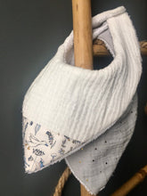 Charger l'image dans la galerie, Lot de deux bavoirs bandanas en double gaze de coton et Liberty ® Théo