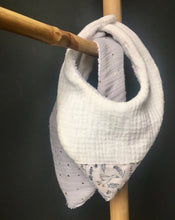 Charger l'image dans la galerie, Lot de deux bavoirs bandanas en double gaze de coton et Liberty ® Théo