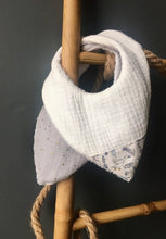 Charger l'image dans la galerie, Lot de deux bavoirs bandanas en double gaze de coton et Liberty ® Théo