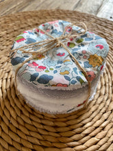 Charger l'image dans la galerie, Lot de 6 lingettes lavables, réutilisables en Liberty ® Betsy porcelaine et double gaze de coton
