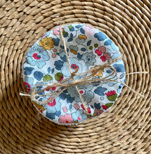 Charger l'image dans la galerie, Lot de 6 lingettes lavables, réutilisables en Liberty ® Betsy porcelaine et double gaze de coton