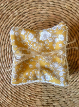 Charger l'image dans la galerie, Lot de 6 lingettes lavables, réutilisables en Liberty ® Capel moutarde et double gaze de coton