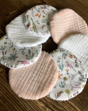 Charger l'image dans la galerie, Lot de 6 lingettes lavables et réutilisables en double gaze de coton et Liberty ® Théo pastel