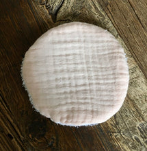 Charger l'image dans la galerie, Lot de 6 lingettes lavables et réutilisables en double gaze de coton et Liberty ® Théo pastel