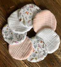 Charger l'image dans la galerie, Lot de 6 lingettes lavables et réutilisables en double gaze de coton et Liberty ® Théo pastel