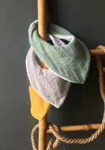 Charger l'image dans la galerie, Lot de trois bavoirs bandanas en double gaze de coton pailleté doré