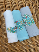 Charger l'image dans la galerie, Lot de trois langes en double gaze de coton Oeko Tex et Liberty® Betsy vert