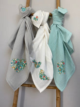 Charger l'image dans la galerie, Lot de trois langes en double gaze de coton Oeko Tex et Liberty® Betsy vert