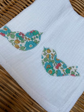 Charger l'image dans la galerie, Lot de trois langes en double gaze de coton Oeko Tex et Liberty® Betsy vert