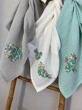 Charger l'image dans la galerie, Lot de trois langes en double gaze de coton Oeko Tex et Liberty® Betsy vert