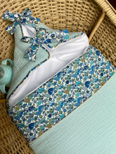 Charger l'image dans la galerie, Nid d’ange en Liberty® Magic et double gaze de coton vert d’eau