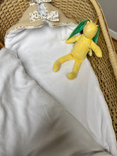 Charger l'image dans la galerie, Nid d’ange en Liberty® Théo gold et double gaze de coton beige