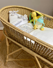 Charger l'image dans la galerie, Nid d’ange en Liberty® Théo bleu et double gaze de coton écru