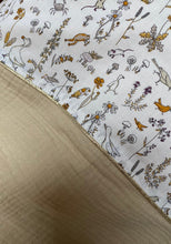 Charger l'image dans la galerie, Nid d’ange en Liberty® Théo gold et double gaze de coton beige