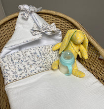 Charger l'image dans la galerie, Nid d’ange en Liberty® Théo bleu et double gaze de coton écru