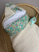 Charger l'image dans la galerie, Nid d’ange en Liberty ® Betsy vert et double gaze de coton écru pailleté or