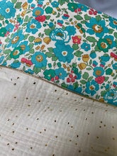 Charger l'image dans la galerie, Nid d’ange en Liberty ® Betsy vert et double gaze de coton écru pailleté or