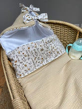 Charger l'image dans la galerie, Nid d’ange en Liberty® Théo gold et double gaze de coton beige