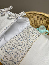Charger l'image dans la galerie, Nid d’ange en Liberty® Théo bleu et double gaze de coton écru