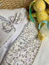 Charger l'image dans la galerie, Nid d’ange en Liberty® Théo bleu et double gaze de coton écru