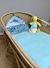 Charger l'image dans la galerie, Nid d’ange en Liberty® Magic et double gaze de coton vert d’eau