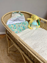 Charger l'image dans la galerie, Nid d’ange en Liberty ® Betsy vert et double gaze de coton écru pailleté or