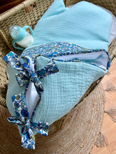 Charger l'image dans la galerie, Nid d’ange en Liberty® Magic et double gaze de coton vert d’eau