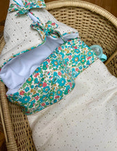 Charger l'image dans la galerie, Nid d’ange en Liberty ® Betsy vert et double gaze de coton écru pailleté or