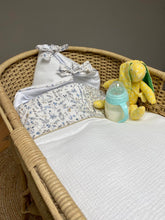 Charger l'image dans la galerie, Nid d’ange en Liberty® Théo bleu et double gaze de coton écru