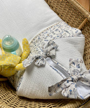 Charger l'image dans la galerie, Nid d’ange en Liberty® Théo bleu et double gaze de coton écru