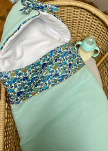 Charger l'image dans la galerie, Nid d’ange en Liberty® Magic et double gaze de coton vert d’eau