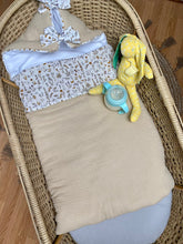 Charger l'image dans la galerie, Nid d’ange en Liberty® Théo gold et double gaze de coton beige